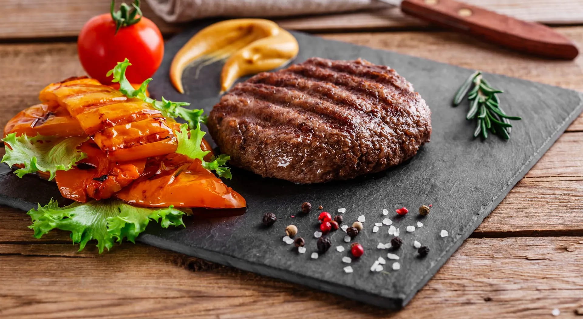 Wie man einen Hamburger grillt