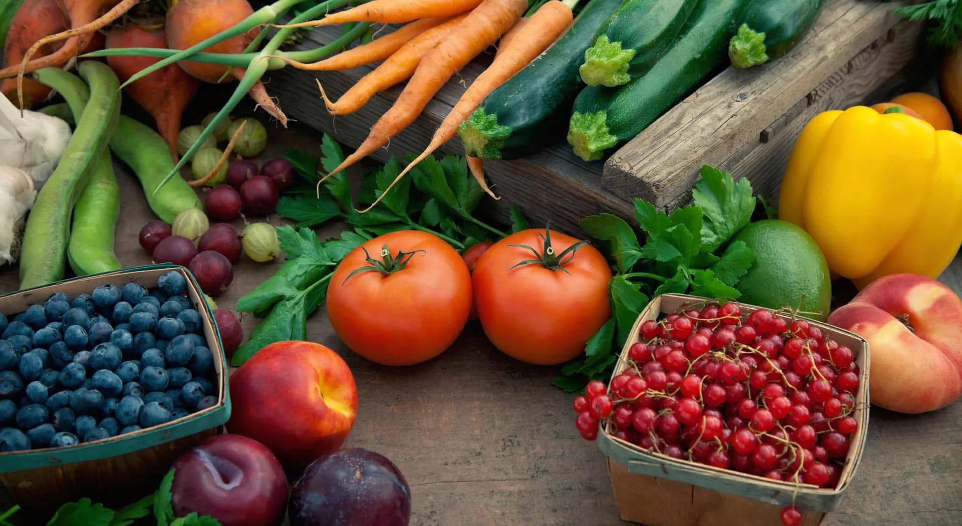 Come conservare frutta e verdura: cosa va in frigo e cosa no