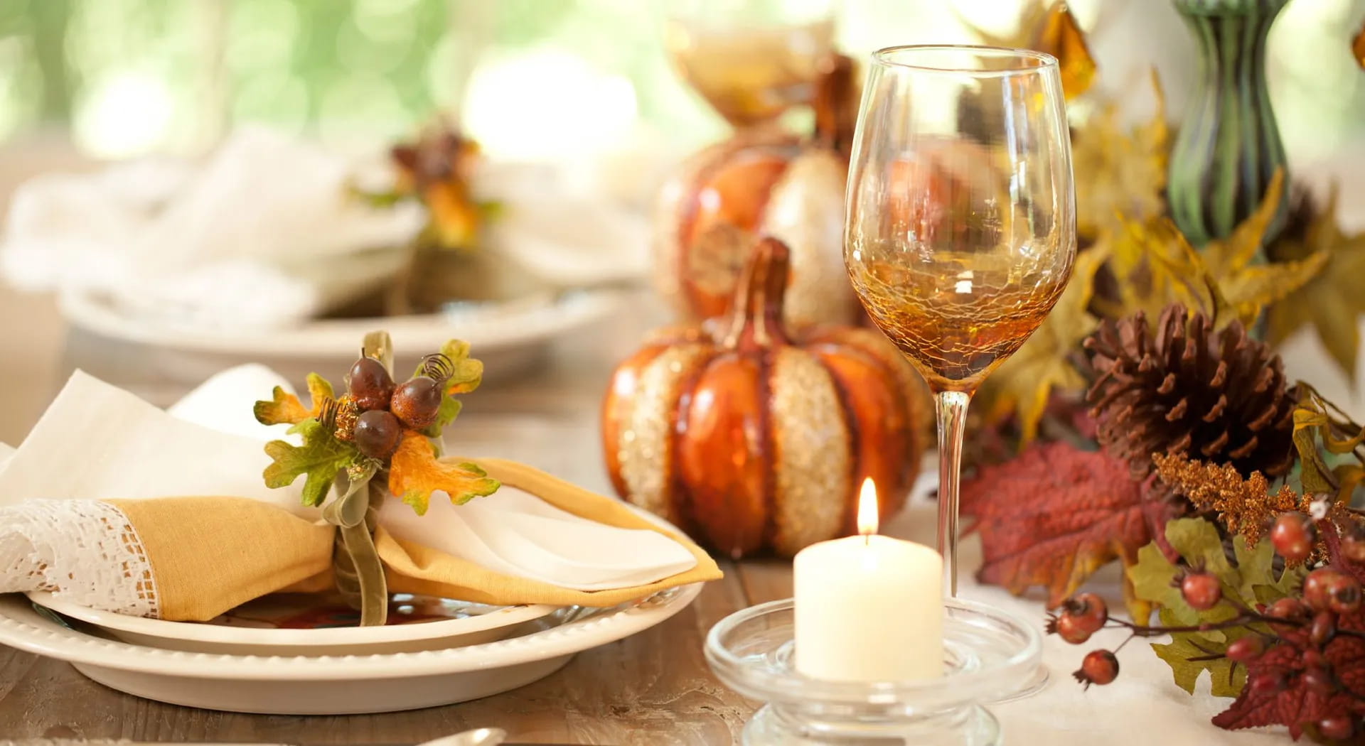 Come decorare la tavola d’autunno con le foglie secche
