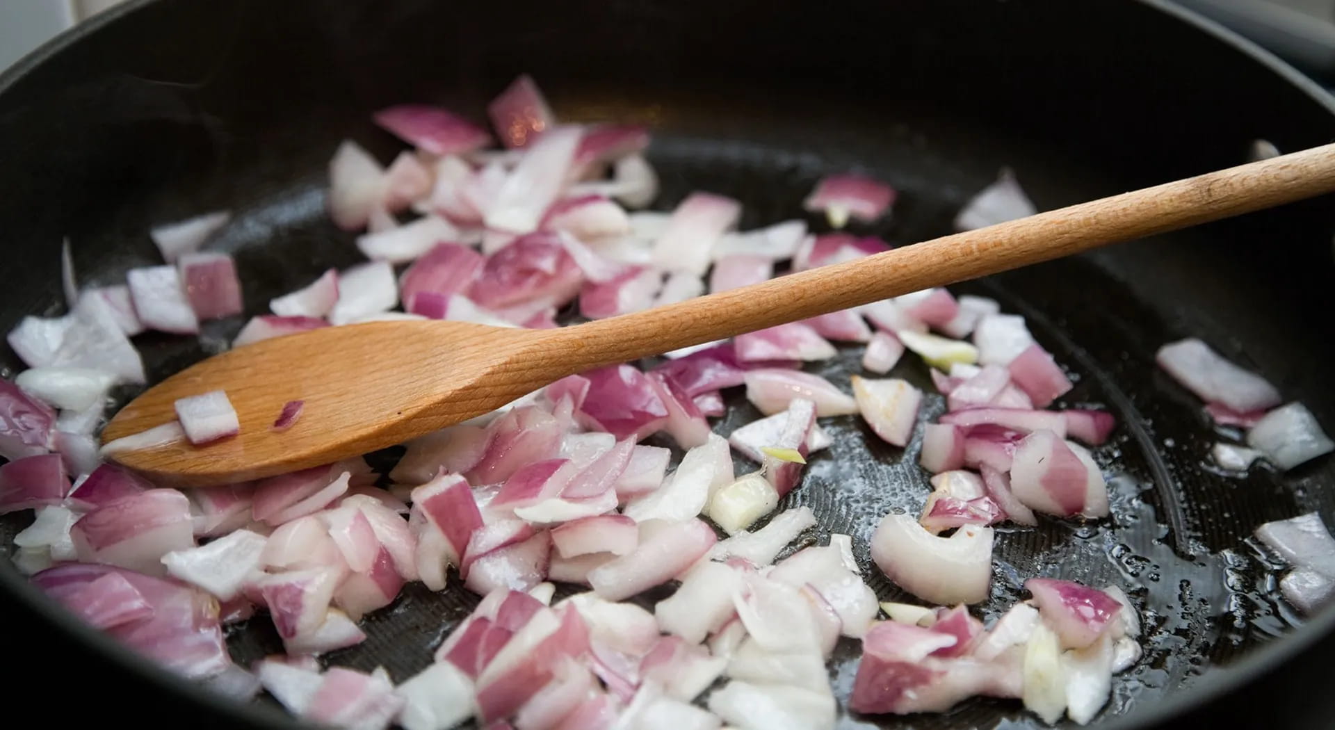 Wie man frittiert: Die Regeln und Geheimnisse für perfektes Frittieren