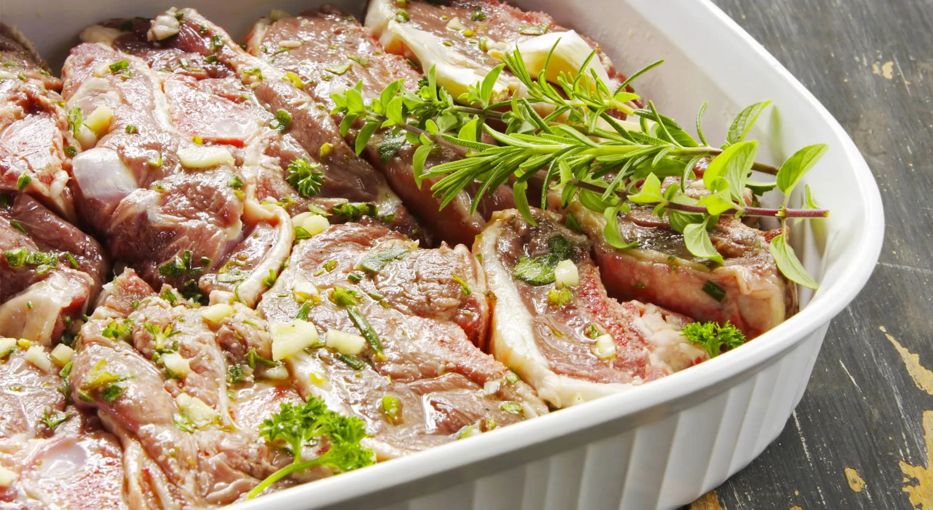 Wie man Fleisch für das perfekte Grillen marinieren kann