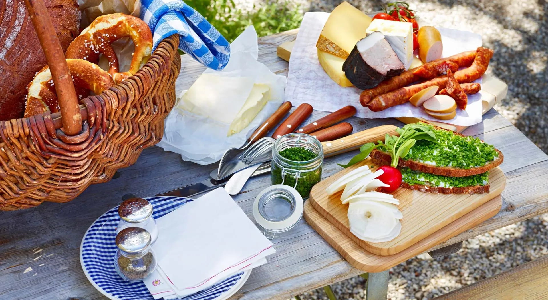 Wie man den Picknickkorb mit den Kindern vorbereitet