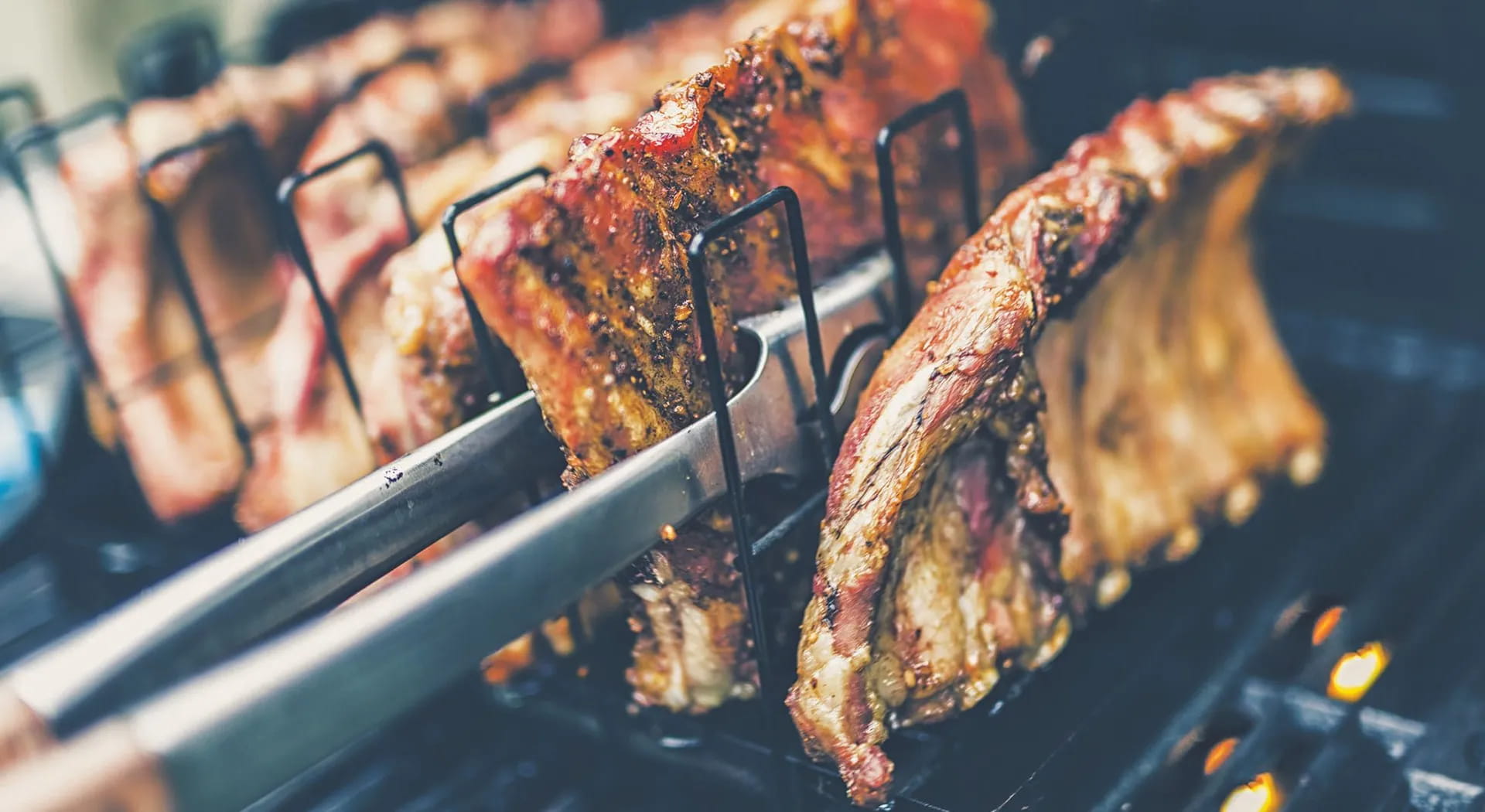 Rippenständer: Wie man Rippchen einwandfrei grillt